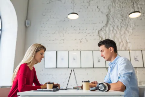 vrouw en man werken achter een laptop