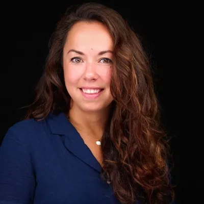 foto Hananja van Ommen, lachende vrouw met lang haar